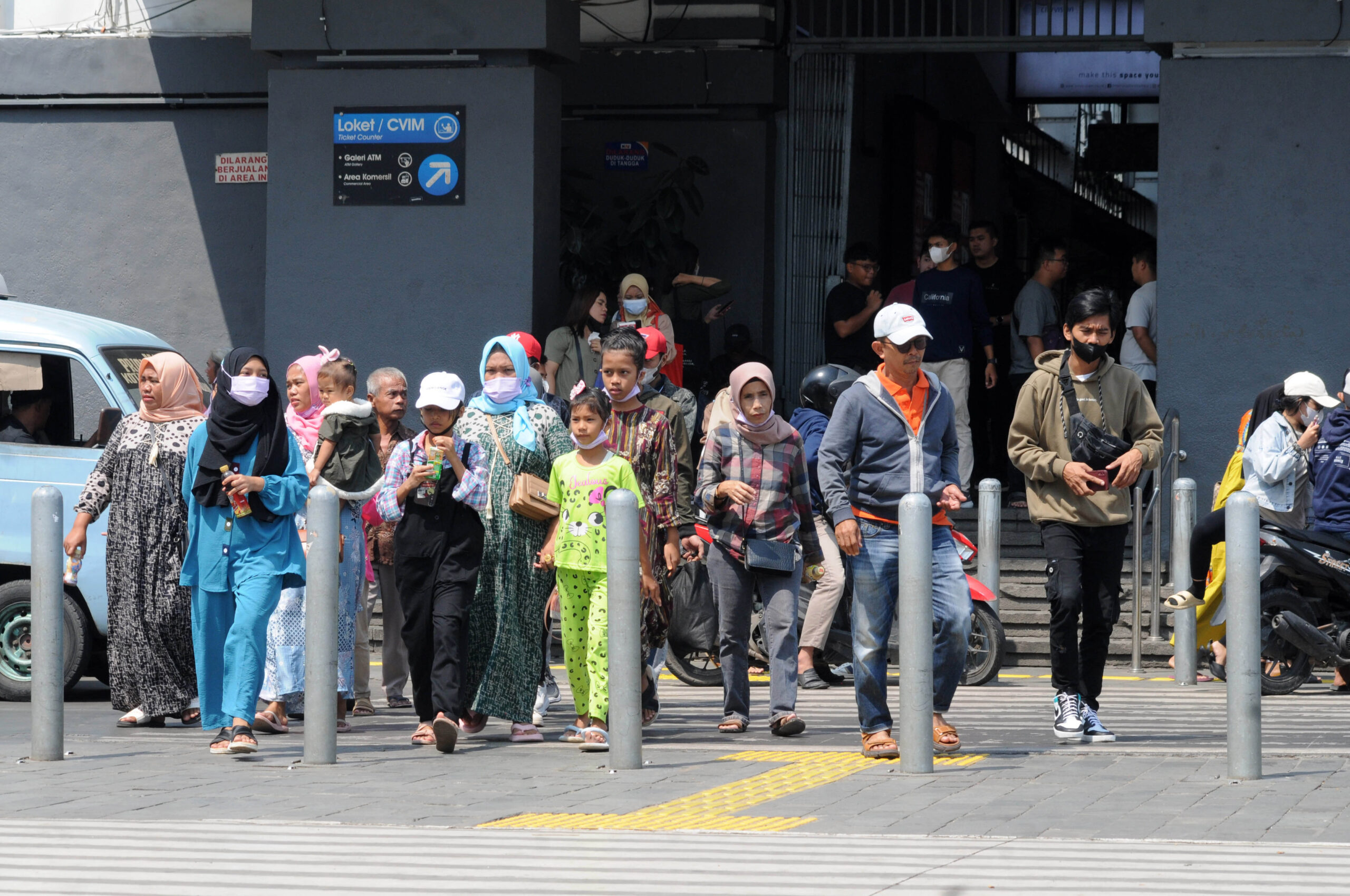 Warga ramai-ramai mengunjungi lokasi wisata di kawasan kota tua, Jakarta Barat, Rabu, 28 Juni 2023. Menyambut libur Iduladha 1444 H, cuti bersama yang dibarengi dengan libur sekolah, warga mengunjungi tempat-tempat wisata murah meriah di seputaran wilayah Jakarta, salah satunya adalah kawasan kota tua. | Foto: Arief Wahyudi