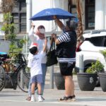 Warga ramai-ramai mengunjungi lokasi wisata di kawasan kota tua, Jakarta Barat, Rabu, 28 Juni 2023. Menyambut libur Iduladha 1444 H, cuti bersama yang dibarengi dengan libur sekolah, warga mengunjungi tempat-tempat wisata murah meriah di seputaran wilayah Jakarta, salah satunya adalah kawasan kota tua. | Foto: Arief Wahyudi