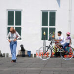 Warga ramai-ramai mengunjungi lokasi wisata di kawasan kota tua, Jakarta Barat, Rabu, 28 Juni 2023. Menyambut libur Iduladha 1444 H, cuti bersama yang dibarengi dengan libur sekolah, warga mengunjungi tempat-tempat wisata murah meriah di seputaran wilayah Jakarta, salah satunya adalah kawasan kota tua. | Foto: Arief Wahyudi