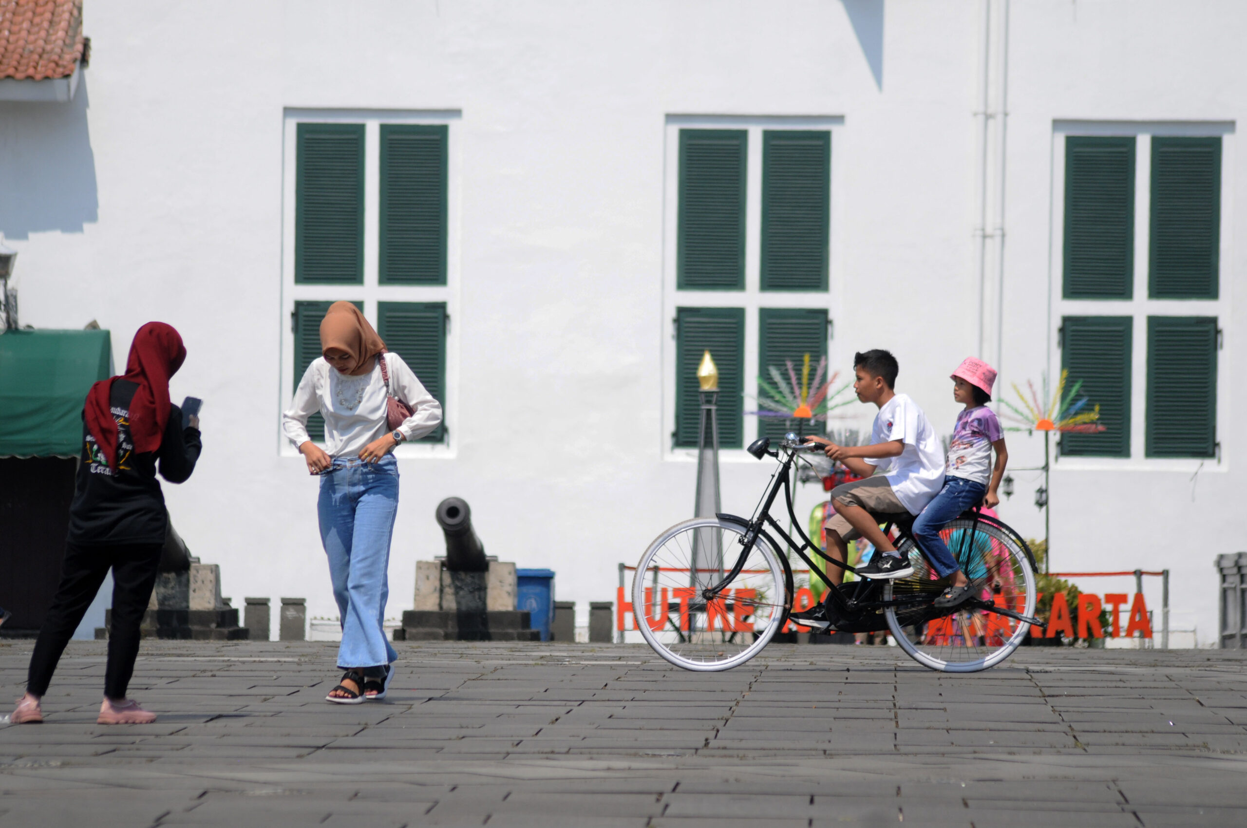 Warga ramai-ramai mengunjungi lokasi wisata di kawasan kota tua, Jakarta Barat, Rabu, 28 Juni 2023. Menyambut libur Iduladha 1444 H, cuti bersama yang dibarengi dengan libur sekolah, warga mengunjungi tempat-tempat wisata murah meriah di seputaran wilayah Jakarta, salah satunya adalah kawasan kota tua. | Foto: Arief Wahyudi