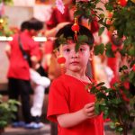 Seorang anak warga keturunan Tionghoa memandangi ornamen lampion mini pada acara Cap Gomeh di Klenteng TOASEBIO, Glodok, Jakarta Barat. | Foto: Media Asuransi/Arief Wahyudi