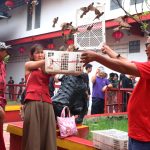 Tradisi Melepas Burung Warga keturunan Tionghoa melepas sejumlah burung di Vihara Dharma Bhakti, Petak Sembilan, Glodok, Jakarta Barat, usai melakukan sembahyang saat Tahun Baru Imlek 2573 Kongzili. | Foto: Media Asuransi/Arief Wahyudi