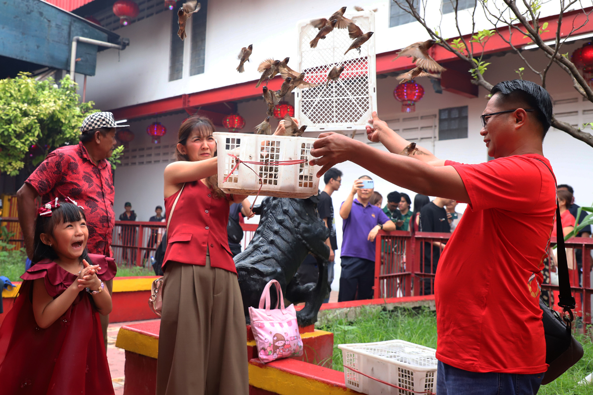 Tradisi Melepas Burung Warga keturunan Tionghoa melepas sejumlah burung di Vihara Dharma Bhakti, Petak Sembilan, Glodok, Jakarta Barat, usai melakukan sembahyang  saat Tahun Baru Imlek 2573 Kongzili. | Foto: Media Asuransi/Arief Wahyudi
