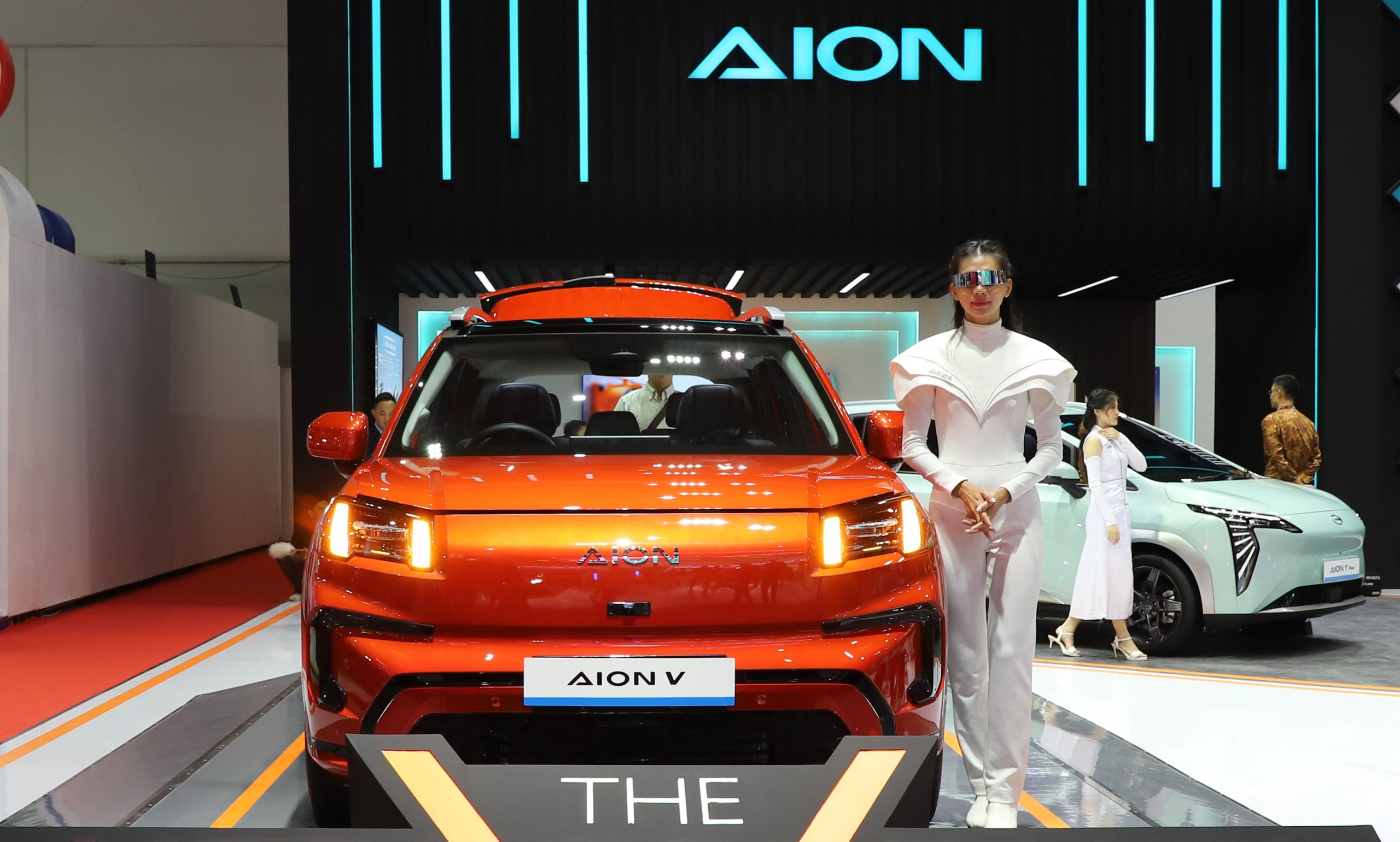 Usher mobil listrik AION menggunakan pakaian unik dan berbeda dibanding usher mobil lainnya pada acara Indonesia International Motor Show (IIMS) 2025 di JIExpo Kemayoran, Jakarta, Kamis, 13 Februari 2025. | Foto: Media Asuransi/Areif Wahyudi