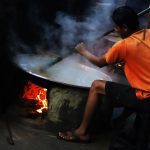 Produksi Dodol - Pekerja sedang mengaduk adonan dalam proses pembuatan dodol, di Jakarta Selatan. Permintaan terhadap dodol selalu ada dari konsumen, terutama menjelang hari-hari besar keagamaan seperti Idulfitri, Iduladha, Natal, Imlek dan Tahun Baru. | Foto: Media Asuransi/Arief Wahyudi