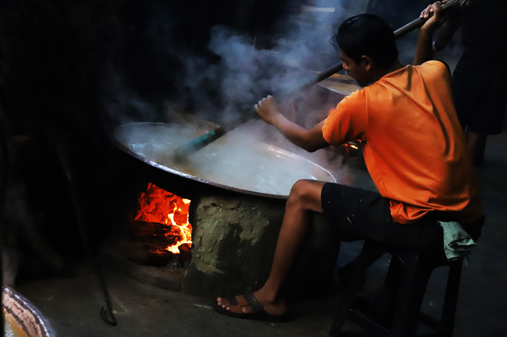 Produksi Dodol -  Pekerja sedang mengaduk adonan dalam proses pembuatan dodol, di Jakarta Selatan. Permintaan terhadap dodol selalu ada dari konsumen, terutama menjelang hari-hari besar keagamaan seperti Idulfitri, Iduladha, Natal, Imlek dan Tahun Baru. | Foto: Media Asuransi/Arief Wahyudi