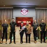 Director Optik Melawai EddyantoHadisurjo dan Operation Director Optik Melawai Priscilla Ratna Bahanaberfoto bersama model