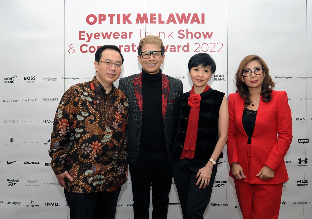 Dari kiri Managing Director Optik Melawai Eddyanto Hadisurjo (kiri) Delon Thamrin Indonesian Idol, Operation Director Optik Melawai Priscilla Ratna Bahana dan Head of Corporate Sales & Isurance Business Optik Melaw