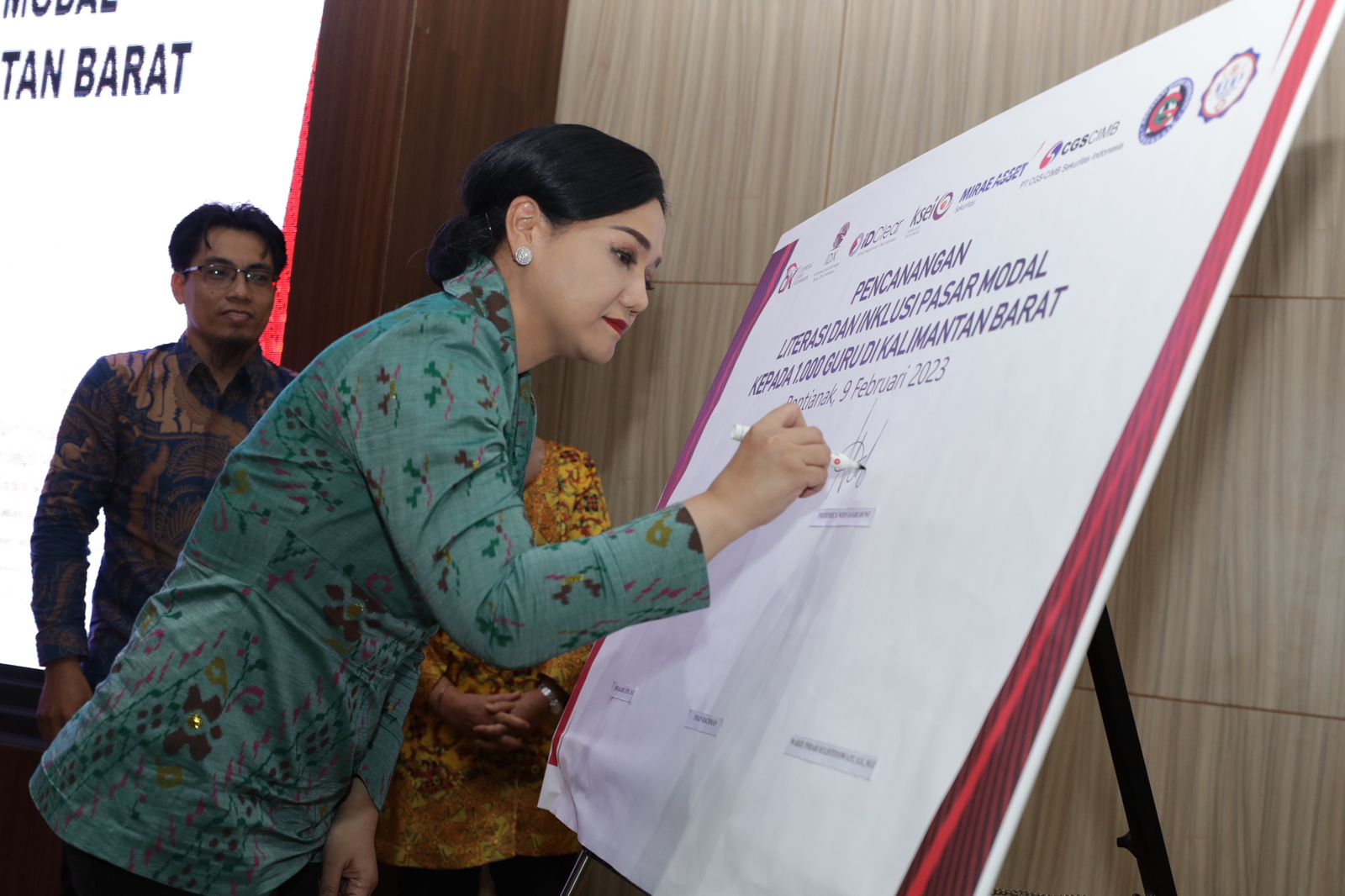 Anggota Dewan Komisioner OJK Bidang Edukasi dan Perlindungan Konsumen, Friderica Widyasari Dewi saat meresmikan Galeri Investasi Bursa Efek Indonesia di Universitas Tanjungpura | Foto: Arief wahyudi