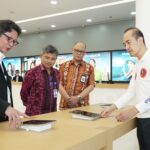 (kiri-kanan) Direktur Teknologi & Operasi PermataBank, Abdy Salimin, Kepala Perwakilan Bank Indonesia Sumatera Utara, Doddy Zulverdi, Deputi Direktur Pengawasan LJK 2 dan Perizinan OJK Regional 5 Sumatera Bagian Utara,  Anton Purba, dan Chief of Branch Network PermataBank, Eddie Sajoga, mencoba kemudahan layanan transaksi pada peresmian PermataBank Model Branch Zainul Arifin Medan, Senin, 13 Maret 2023. | Foto: Arief Wahyudi