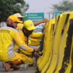 Meriahkan KTT Asean 2023, Pekerja dari Bina Marga Pesanggrahan, Jakarta Selatan, sedang melakukan pengecatan ulang sejumlah pembatas jalan dan trotoar jalan, di wilayah Pesanggrahan, Jakarta Selatan, Jumat, 12 Mei 2023. | Foto: Arief Wahyudi