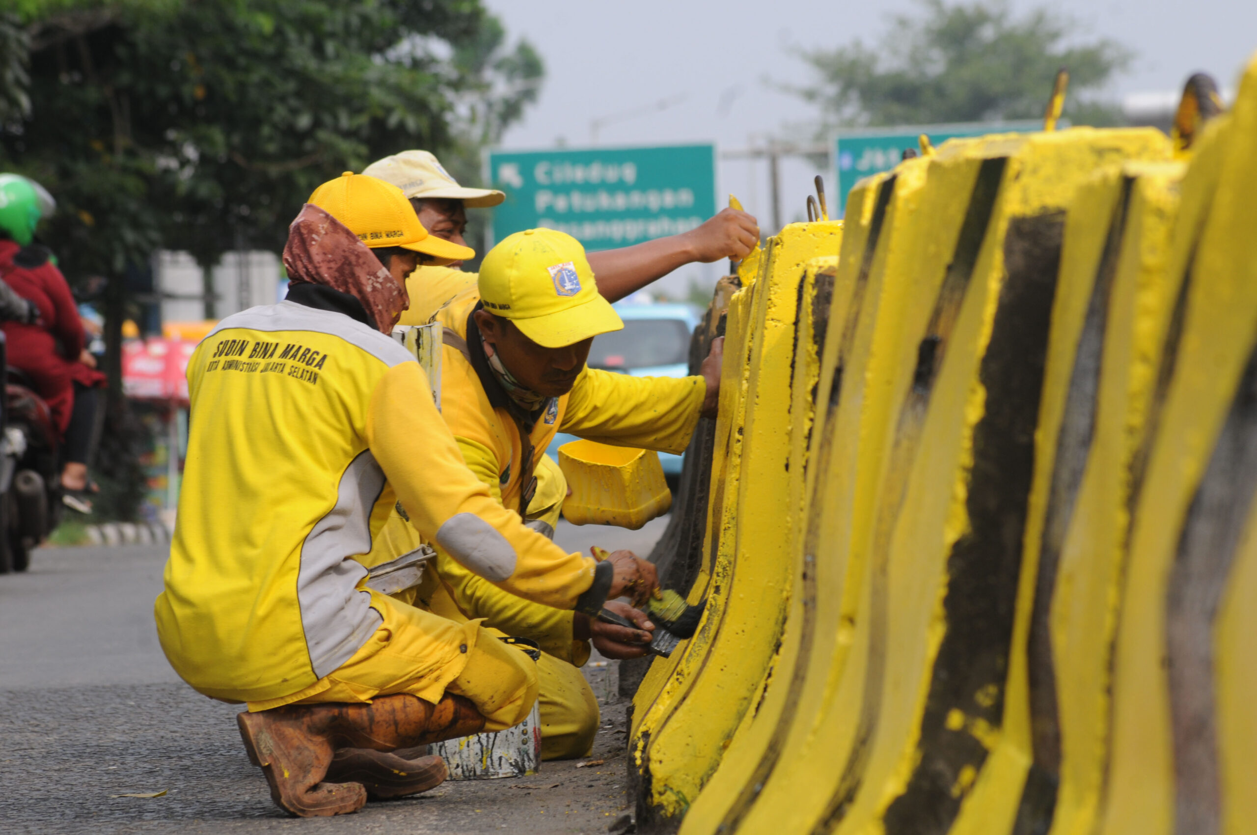 Meriahkan KTT Asean 2023, Pekerja dari Bina Marga Pesanggrahan, Jakarta Selatan, sedang melakukan pengecatan ulang sejumlah pembatas jalan dan trotoar jalan, di wilayah Pesanggrahan, Jakarta Selatan, Jumat, 12 Mei 2023. | Foto: Arief Wahyudi