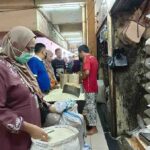 Warga antre membeli beras di pasar tradisional Kebayoran Lama beberapa waktu lalu. | Foto: Arief Wahyudi