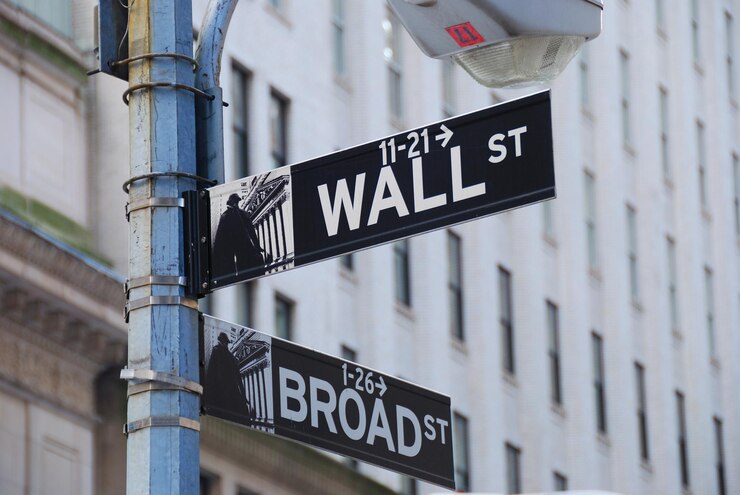 Wall Street Bervariasi, Dolar AS Ambruk