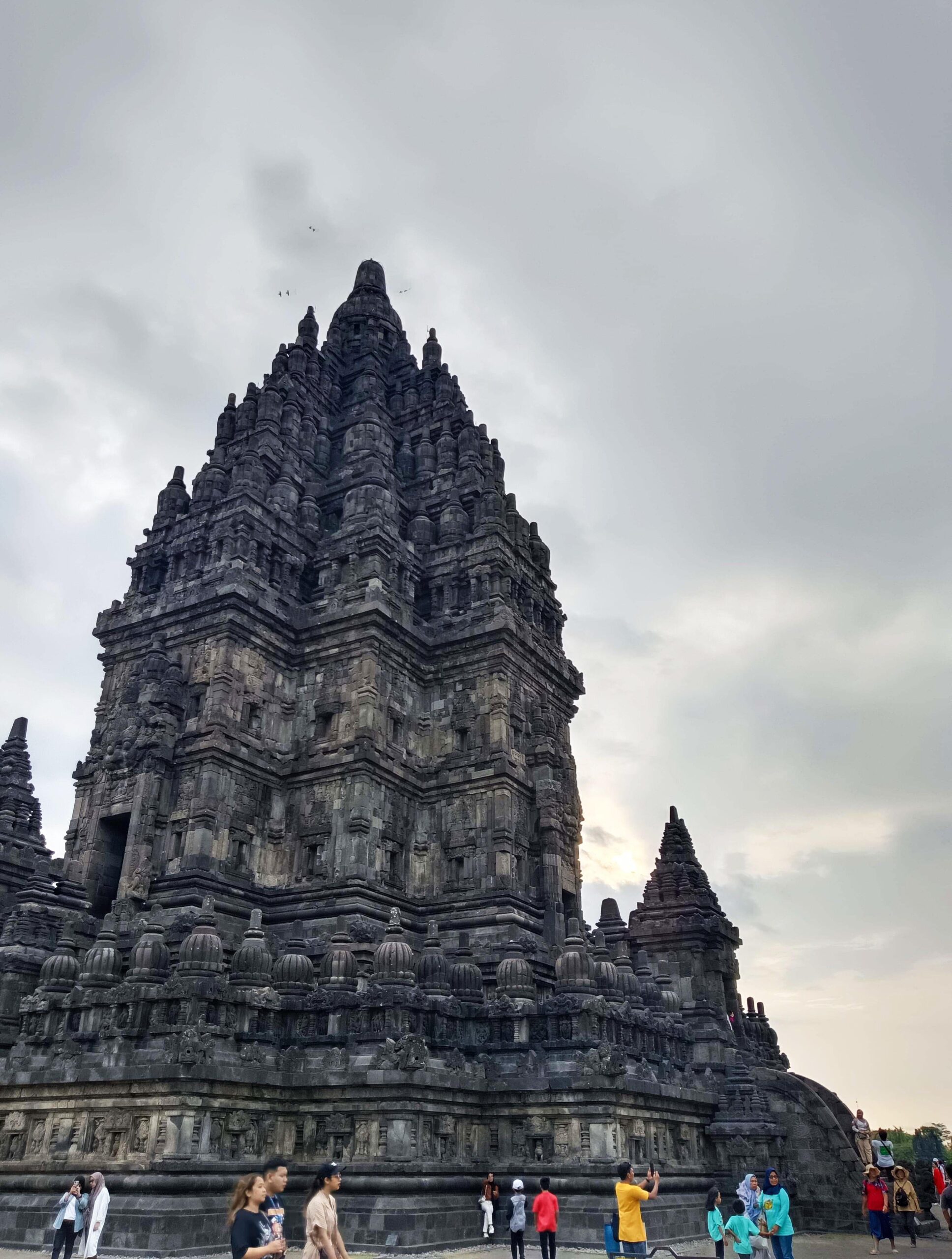 Bangunan candi bercorak agama Hindu terbesar di Indonesia yang dibangun pada abad ke-9 Masehi memiliki magnet atau daya tariknya sendiri yang membuat wisatawan. | Foto Arief Wahyudi
