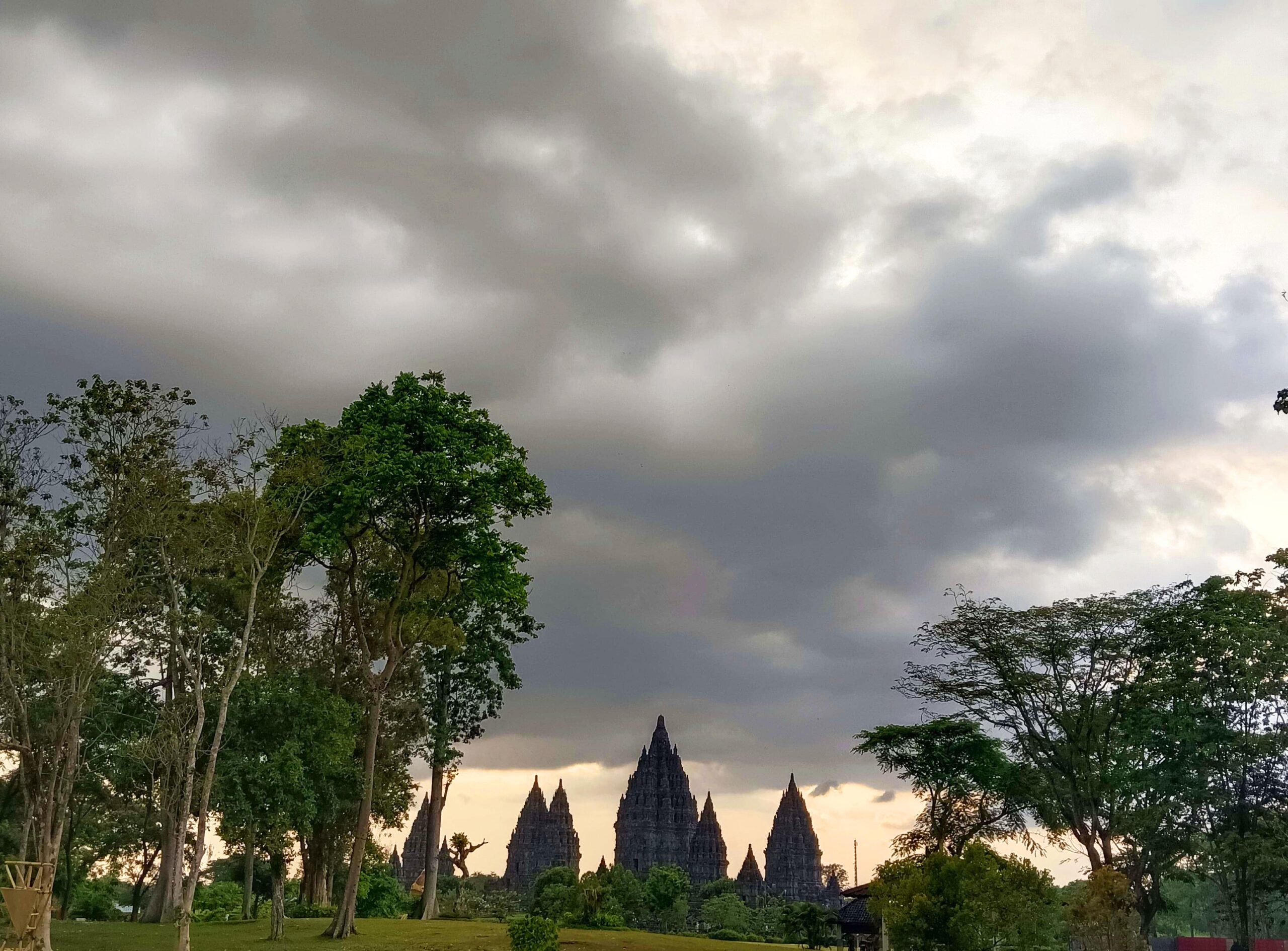 Candi Prambanan memiliki daya tariknya sendiri yang membuat wisatawan sampai berkali-kali datang mengunjunginya. | Foto: Arief Wahyudi