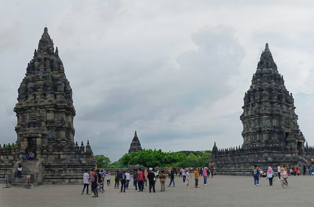 Candi Prambanan, yang terletak di Kabupaten Sleman, Jogjakarta ini masih menjadi primadona yang banyak dikunjungi oleh wisatawan, baik lokal maupun mancanegara. | Foto: Arief Wahyudi