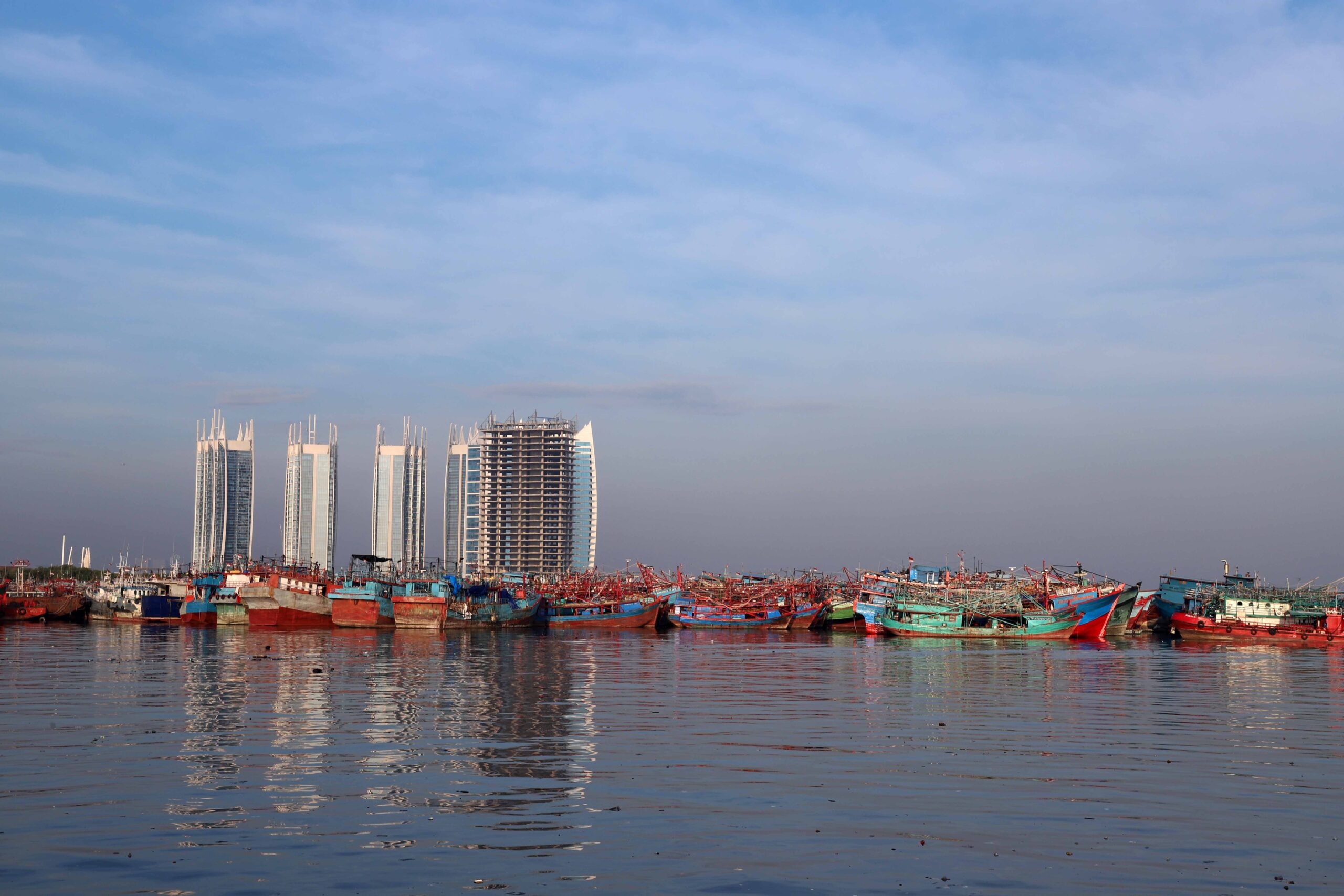 Panorama Pelabuhan Muara Baru, Penjaringan, Jakarta Utara dari kejauhan. | Foto: Media Asuransi/Arief Wahyudi