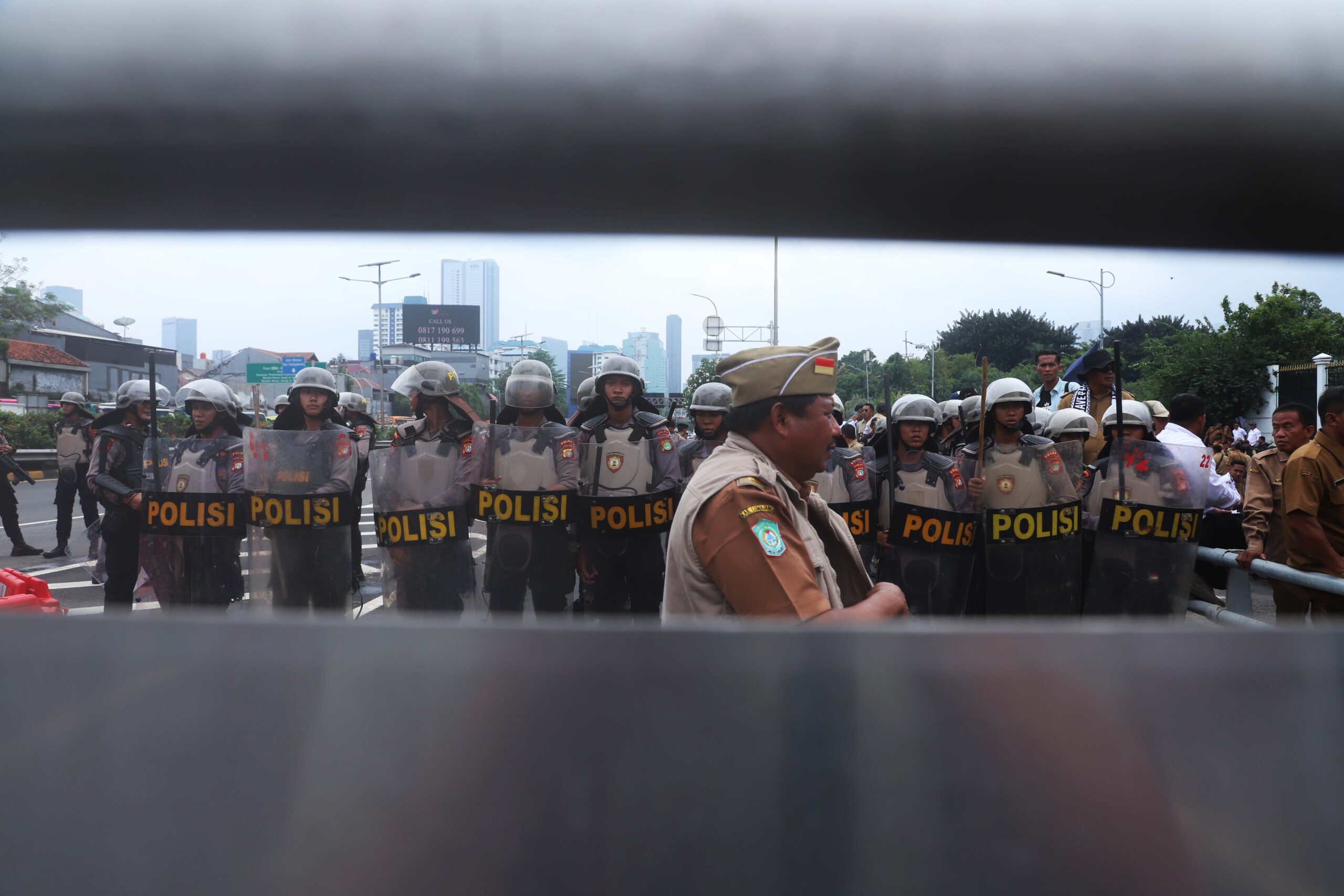 Demo Kepala Desa yang tergabung dalam  Asosiasi Pemerintah Desa Seluruh Indonesia (APDESI) di Jakarta, Rabu, 31 Januari 2024, menuntut pengesahan revisi UU Nomor 6 Tahun 2014, mengenai kelembagaan Desa/Desa Adat. | Foto: Media Asuransi/Arief Wahyudi