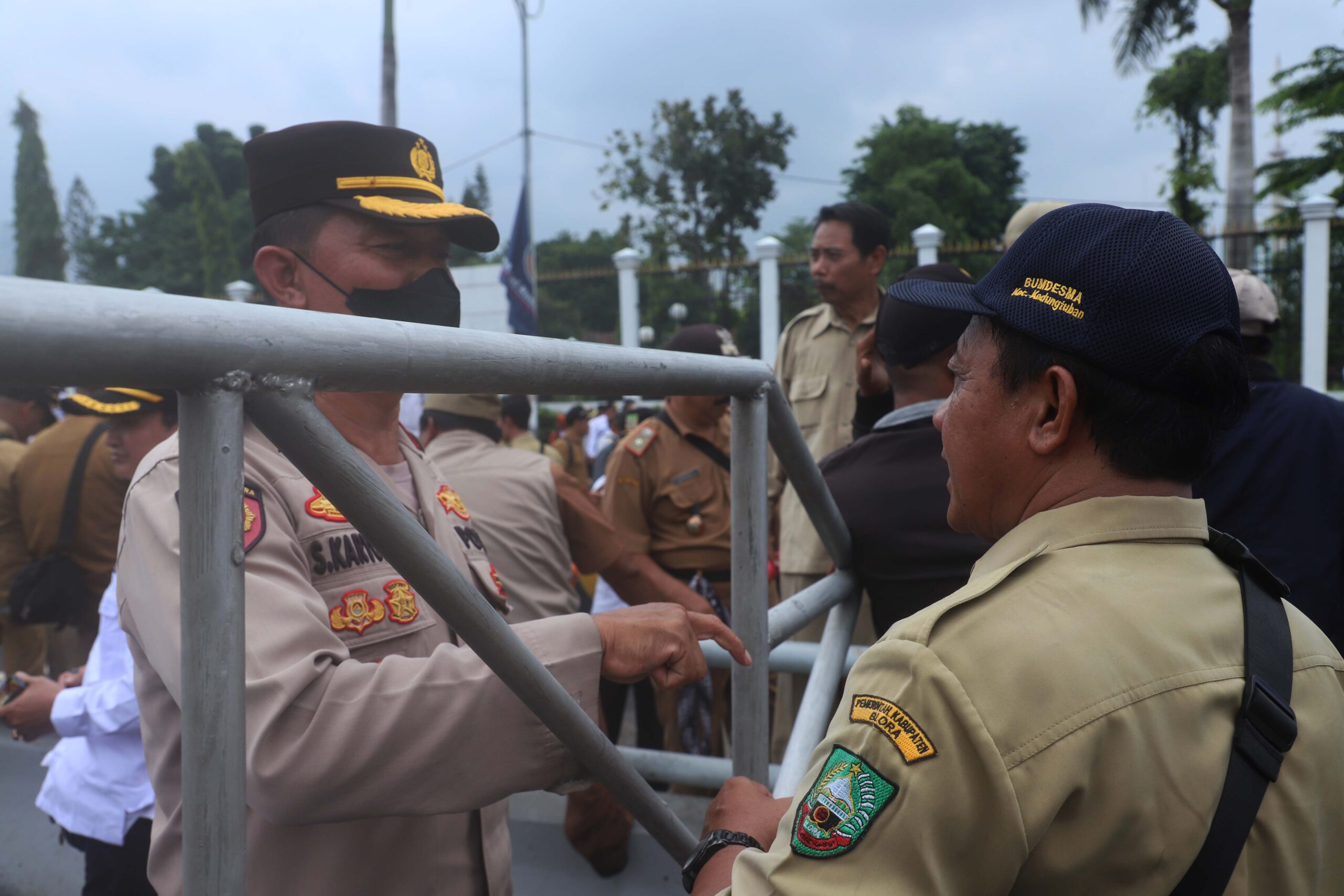 Salah seorang Kepala Desa sedang bedialog dengan Aparat Keamanan pada Demo Asosiasi Pemerintah Desa Seluruh Indonesia (APDSI) di depan Gedung DPR/MPR RI. | Foto: Media Asuransi/Arief Wahyudi
