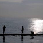 Para pemancing sedang melakukan aktifitas mancing di sekitar Pelabuhan Muara Baru Jakarta Utara. | Foto: Media Asuransi/Arief Wahyudi