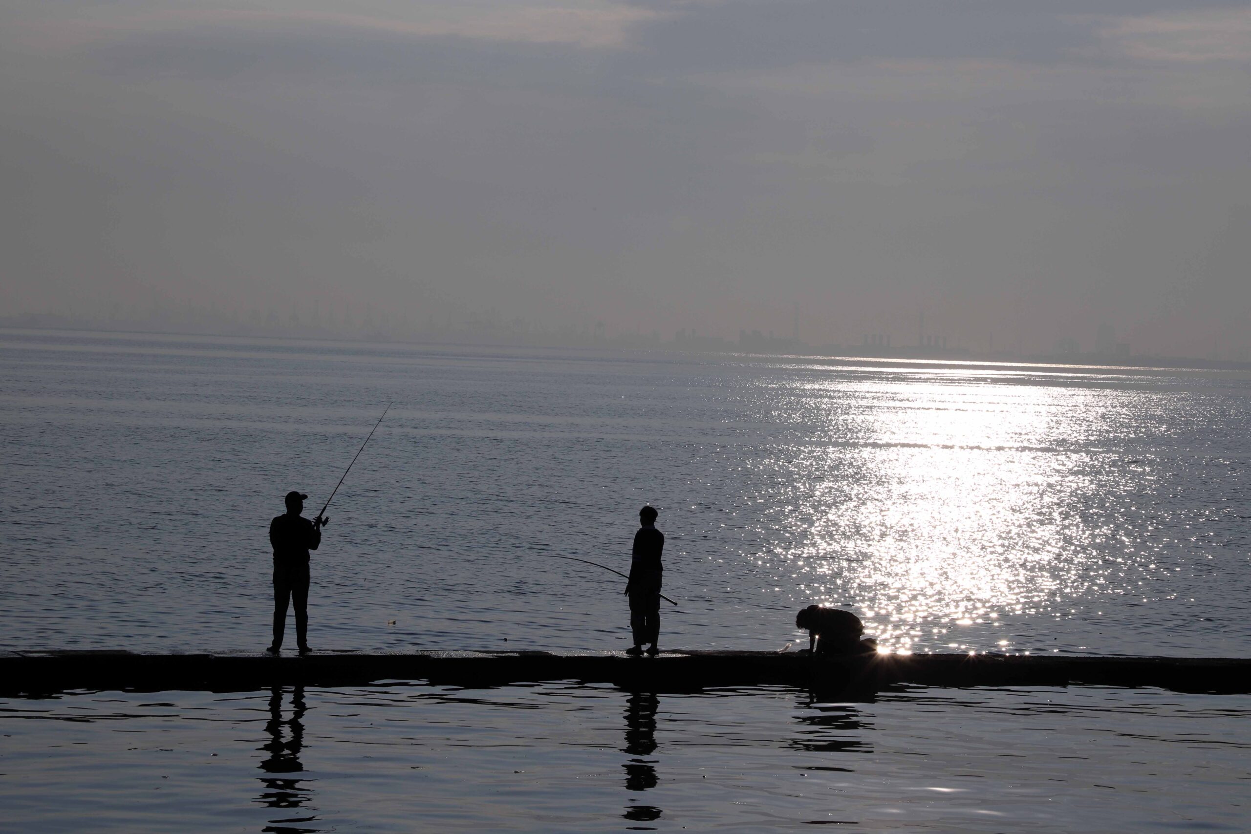 Para pemancing sedang melakukan aktifitas mancing di sekitar Pelabuhan Muara Baru Jakarta Utara. | Foto: Media Asuransi/Arief Wahyudi