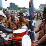 Sisi lain dari aksi demo Kepala Desa seluruh Indonesia, mendatangkan rejeki bagi pedagang di sekitar lokasi demo. | Foto: Media Asuransi/Arief Wahyudi