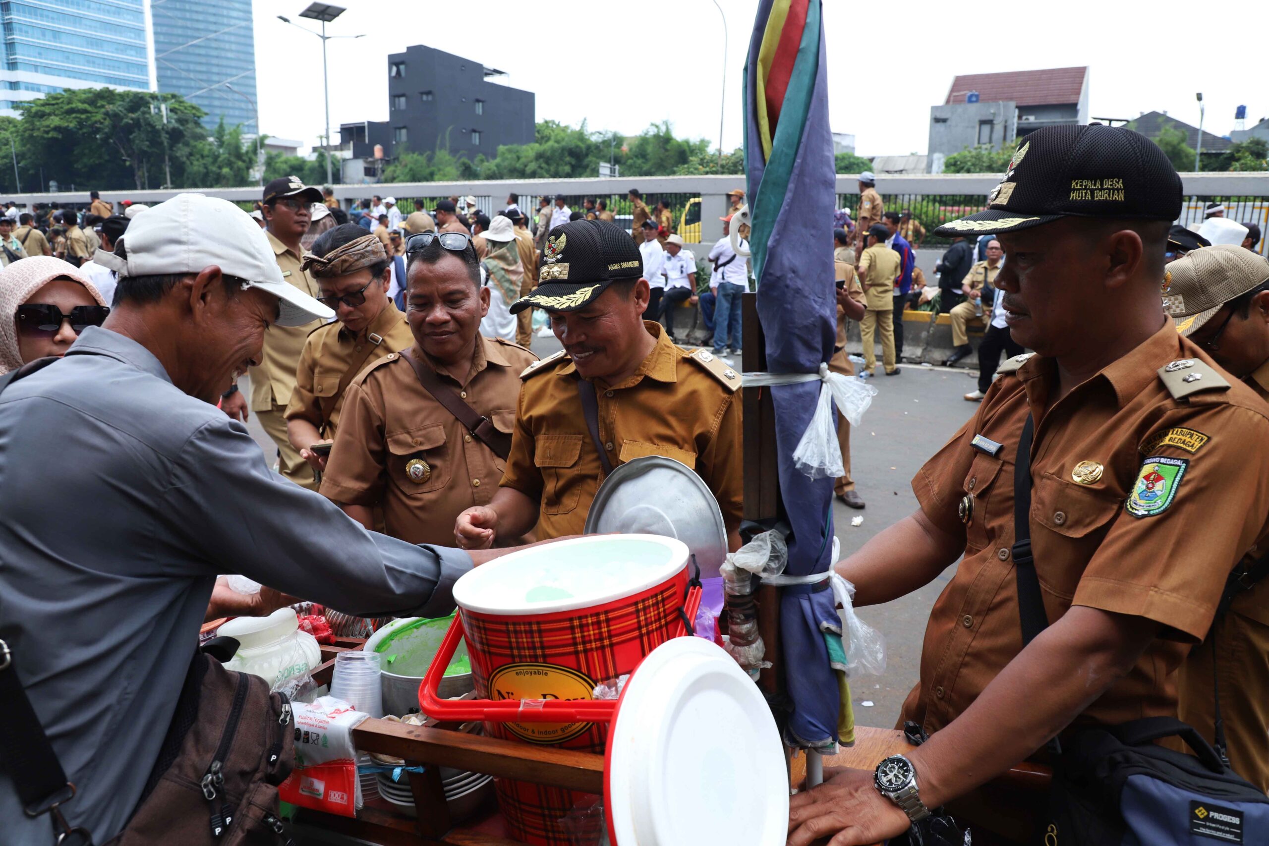 Sisi lain dari aksi demo Kepala Desa seluruh Indonesia, mendatangkan rejeki bagi pedagang di sekitar lokasi demo. | Foto: Media Asuransi/Arief Wahyudi