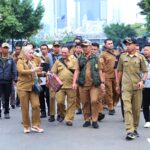 Para peserta aksi Demo Kepala Desa, di Jakarta, Rabu, 31 Januari 2024 berswafoto. | Foto: Media Asuuransi/Arief Wahyudi