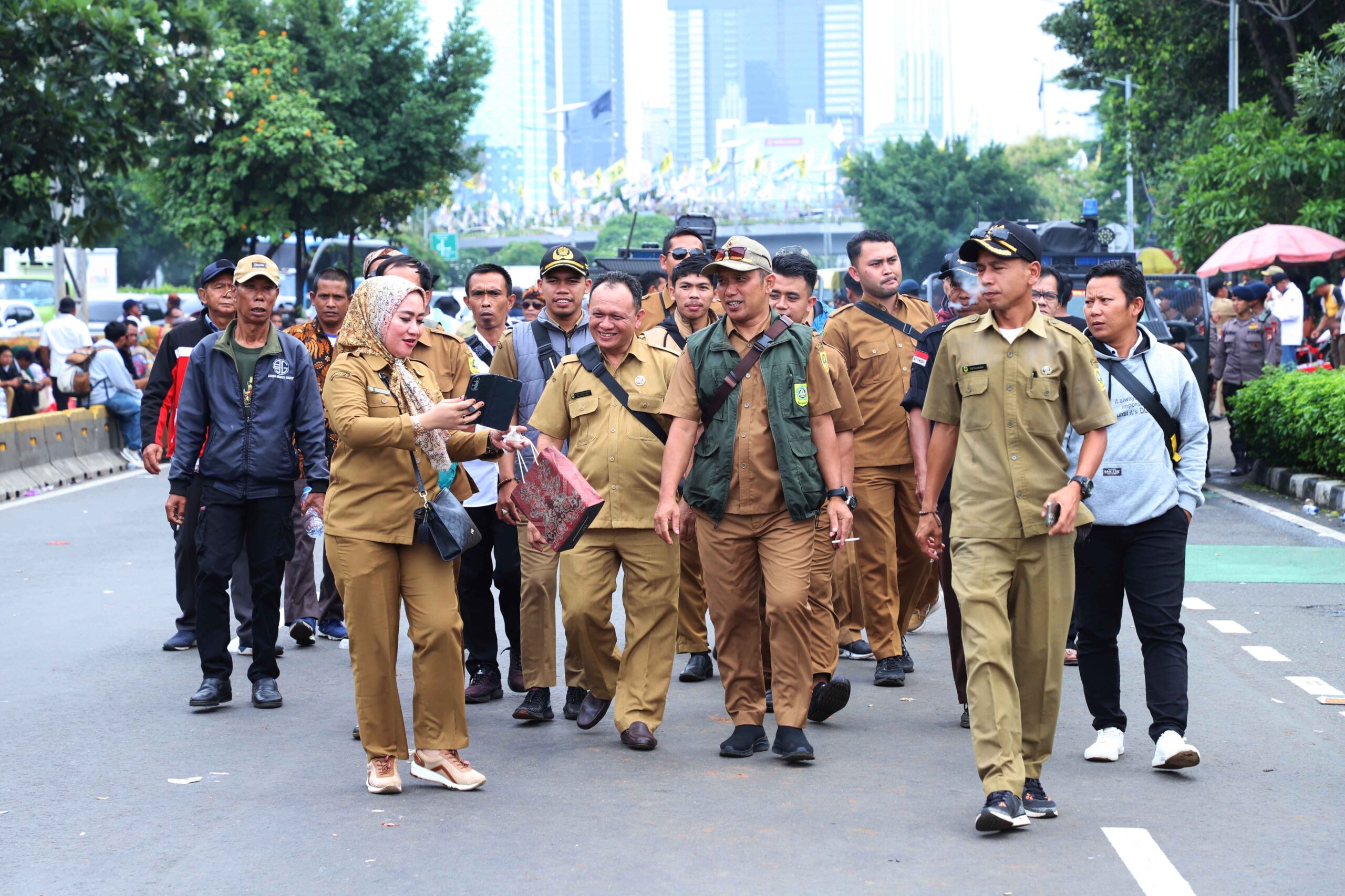 Para peserta aksi Demo Kepala Desa, di Jakarta, Rabu, 31 Januari 2024 berswafoto. | Foto: Media Asuuransi/Arief Wahyudi