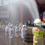 Petugas Pemadam Kebakaran sedang melakukan simulasi terhadap siswa TK. | Foto: Media Asuransi/Arief Wahyudi
