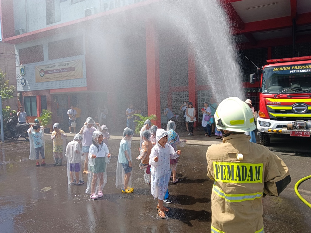 Petugas Pemadam Kebakaran sedang melakukan simulasi terhadap siswa TK. | Foto: Media Asuransi/Arief Wahyudi