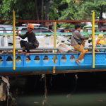 Pekerja saat melakukan perawatan fasilitas jembatan dengan melakukan pengecetan di jalan Cileduk Raya, Jakarta Selatan. | Foto: Media Asuransi/Arief Wahyudi