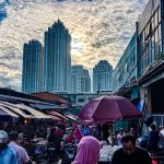 Aktivitas pasar tradisional Kebayoran Lama, seminggu usai Idulfitri 1446 Hijriah. | Foto: Media Asuransi/Areif Wahyudi