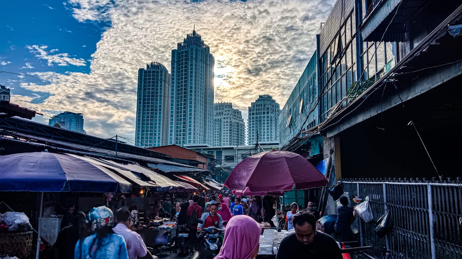 Aktivitas pasar tradisional Kebayoran Lama, seminggu usai Idulfitri 1446 Hijriah. | Foto: Media Asuransi/Areif Wahyudi