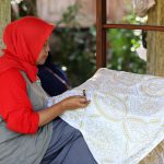 Pengrajin batik tulis Desa Wukirsari, Bantul, Yogyakarta sedang membatik di atas kain, Jum'at (30/5/25). Batik dari Desa Wurkirsari di kenal dengan batik tulis klasik Giriloyo. Sentra batik tulis klasik Giriloyo merupakan ikon utama Wukirsari. Di Desa Wukirsari, wisatawan dapat belajar membatik secara langsung dari para pengrajin, membeli batik berkualitas tinggi, serta mengenal sejarah batik khas Yogyakarta. | Foto: Media Asuransi/Arief Wahyudi