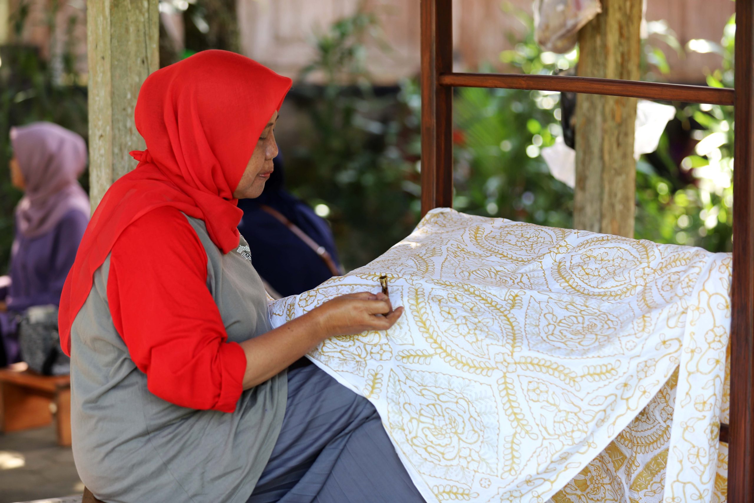 Pengrajin batik tulis Desa Wukirsari, Bantul, Yogyakarta sedang membatik di atas kain, Jum'at (30/5/25). Batik dari Desa Wurkirsari di kenal dengan batik tulis klasik Giriloyo. Sentra batik tulis klasik Giriloyo merupakan ikon utama Wukirsari. Di Desa Wukirsari, wisatawan dapat belajar membatik secara langsung dari para pengrajin, membeli batik berkualitas tinggi, serta mengenal sejarah batik khas Yogyakarta. | Foto: Media Asuransi/Arief Wahyudi