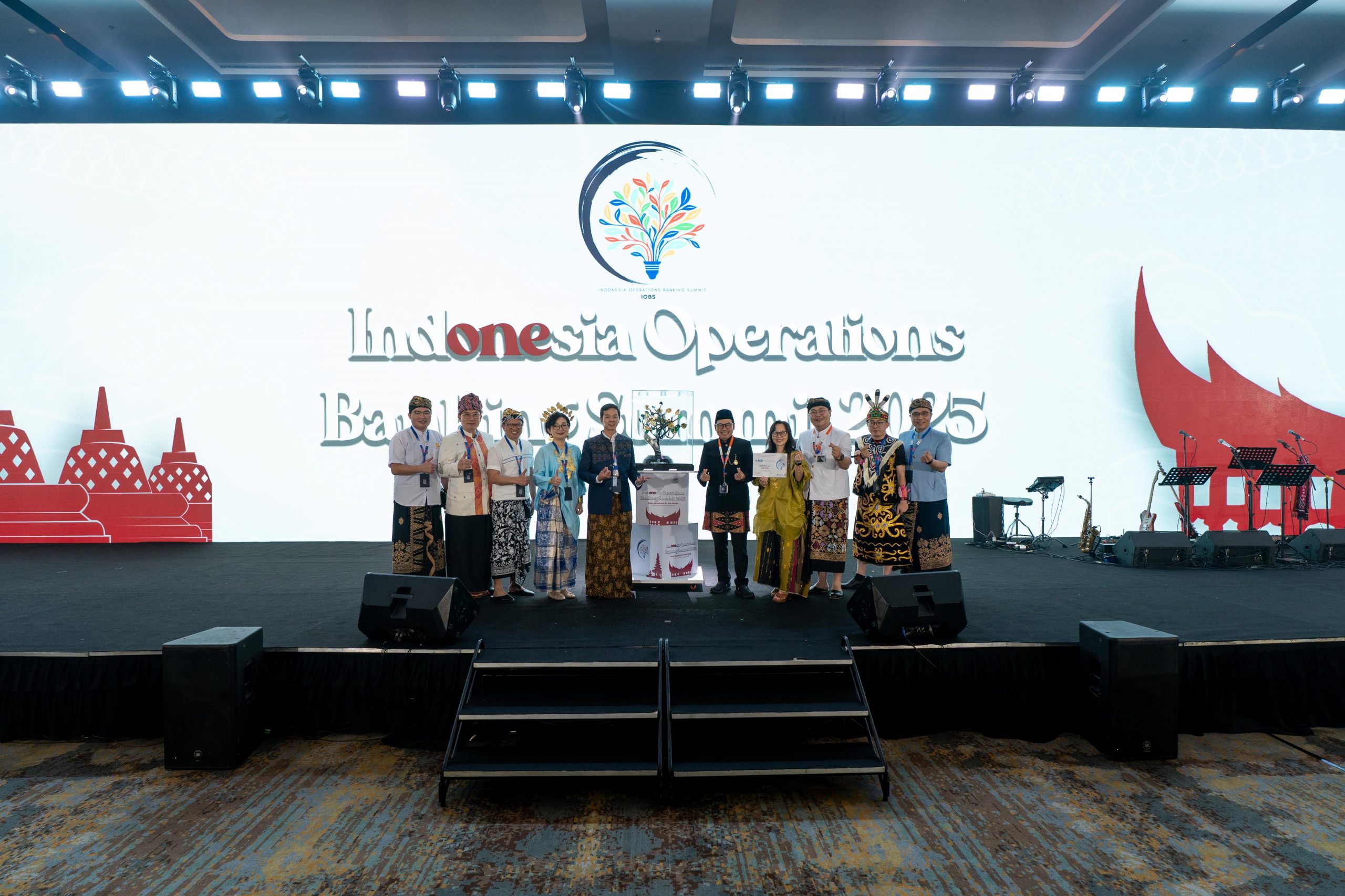 BCA Jadi Pemenang Utama Indonesia Operations Banking Summit 2025