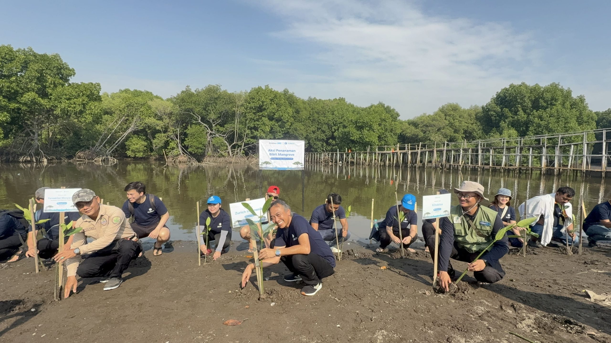 Zurich Indonesia Tegaskan Komitmen Keberlanjutan dengan Tanam Mangrove