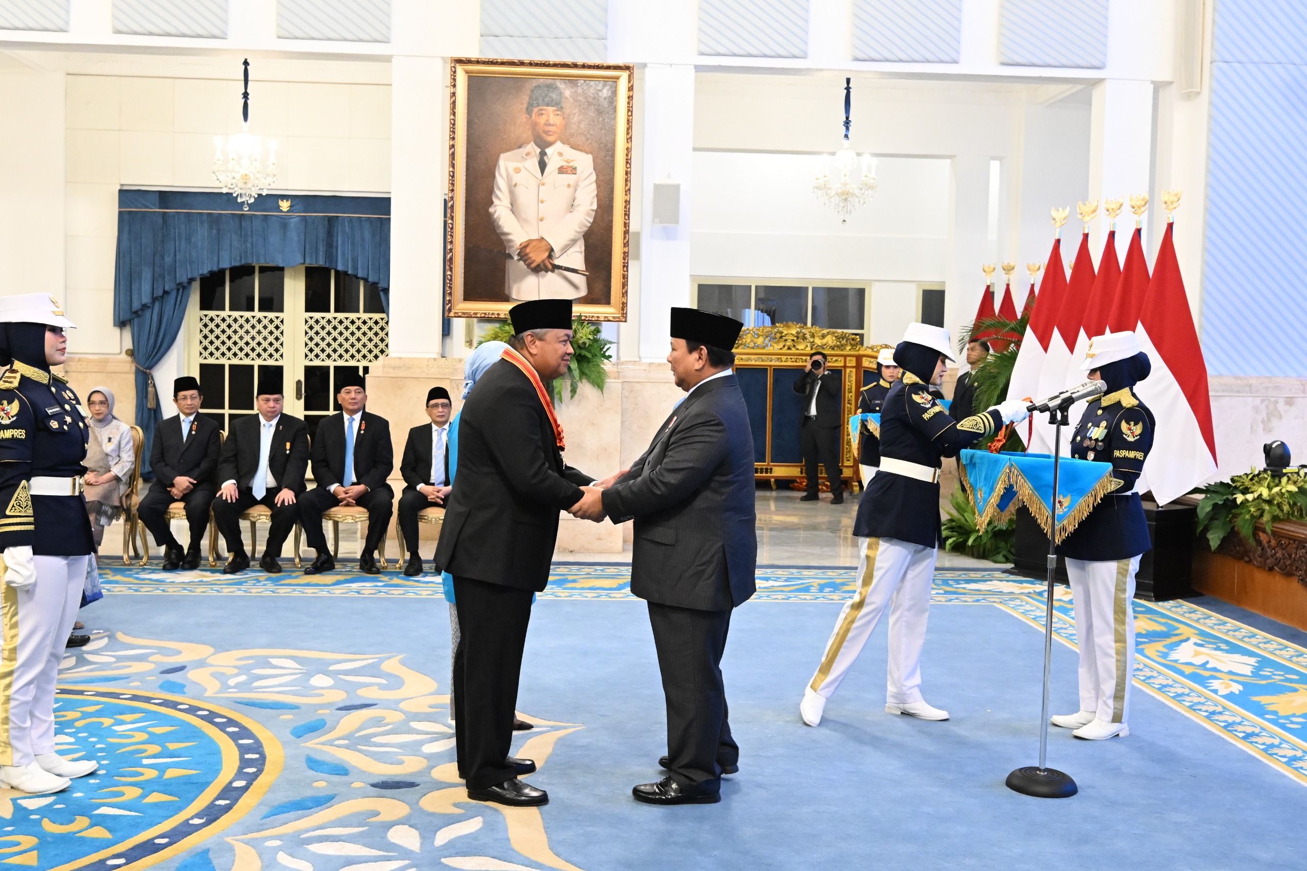 Perry Warjiyo Terima Bintang Mahaputera Utama dari Prabowo