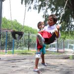 Anak-anak Pulau Panggang, Kepulauan Seribu asik bermain ayunan usai pulang sekolah. Pemerintah Pulau Panggang menyediakan fasilitas bermain anak sebagai salah satu sarana hiburan dan olahraga. | Foto: Media Asuransi/Arief Wahyudi