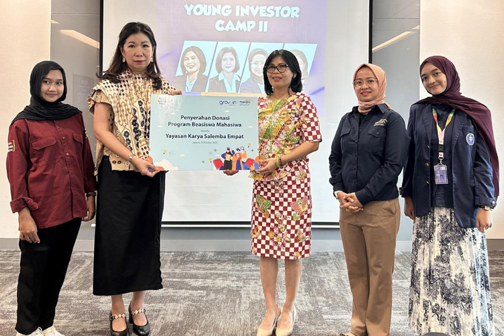 Mandiri Sekuritas Lewat Yayasan KSE Serahkan Donasi Rp120 Juta