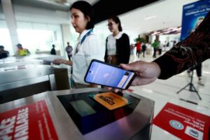 Bank Mandiri (BMRI) Hadirkan QRIS Tap In-Tap Out Livin’ by Mandiri di KCI dan LRT Jabodebek