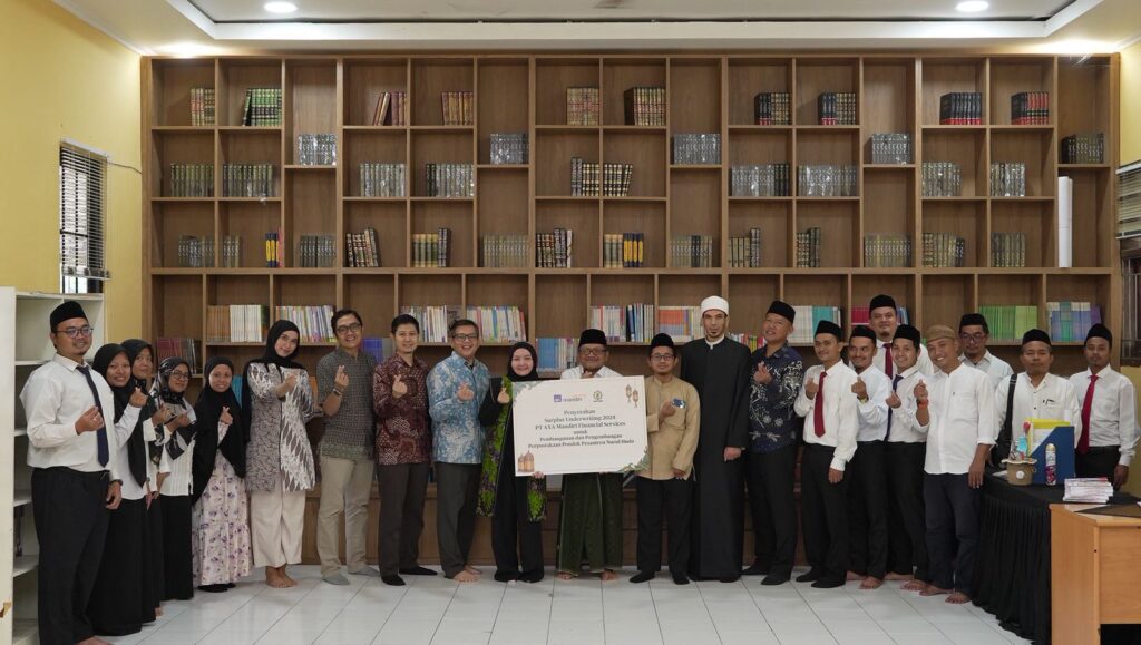 Penyerahan nilai surplus underwriting 2024 secara simbolis dari AXA Mandiri kepada Baznas