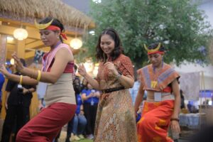 Sambangi BCA Expoversary 2026, Wamenpar Menari Adat Khas Sumba di Booth Bakti BCA