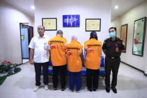 OJK Serahkan Tersangka Penipuan di BPR Panca Dana ke Kejaksaan Negeri Depok