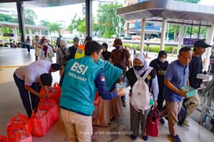 BSI Maslahat Bagikan 1.500 Paket Buka Puasa Gratis di Stasiun Tanah Abang
