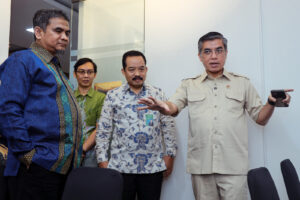 Pastikan Hak Pekerja Terlindungi Jelang Lebaran, Menaker Tinjau Posko THR dan BHR Keagamaan 2026