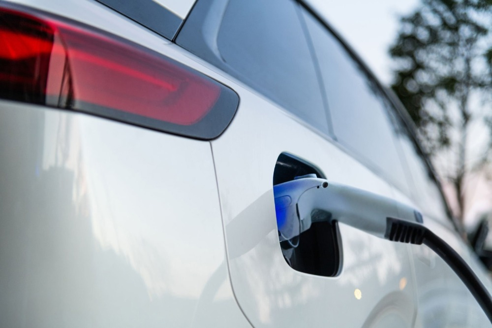 9 Tips Aman dan Nyaman dengan Mobil Listrik versi Allianz Indonesia