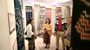 Produk Tenun Pewarna Alami Binaan Bakti BCA Naik Kelas hingga Amsterdam